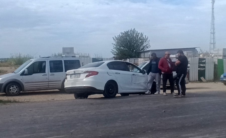 Antalya’da ’u’ Dönüşü Yapan Hafif Ticari Araçla Otomobil Çarpıştı: 1 Yaralı