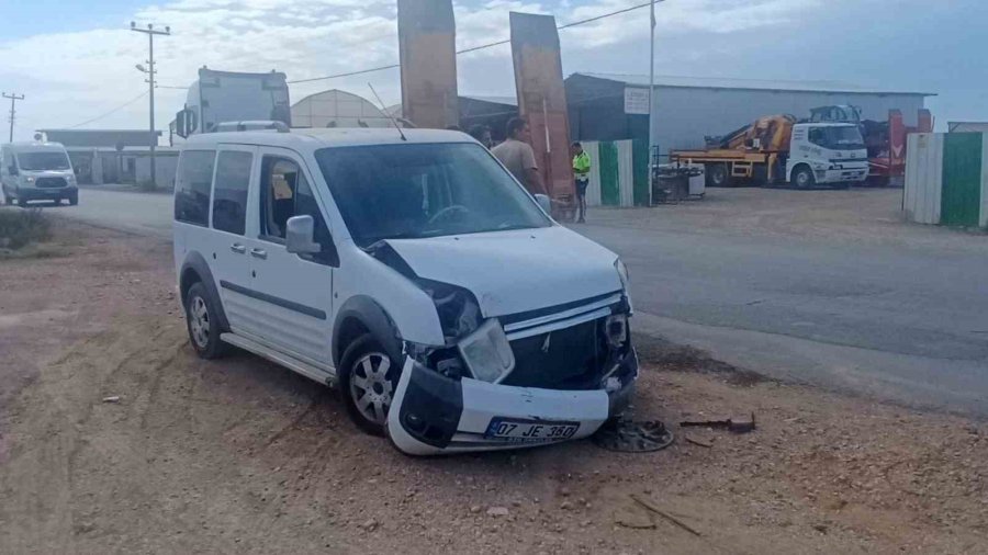 Antalya’da ’u’ Dönüşü Yapan Hafif Ticari Araçla Otomobil Çarpıştı: 1 Yaralı