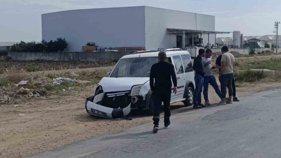 Antalya’da ’u’ Dönüşü Yapan Hafif Ticari Araçla Otomobil Çarpıştı: 1 Yaralı