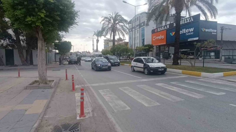 Yaya Geçidinde Duran Otomobile Çarpan Motosikletli Yaralandı