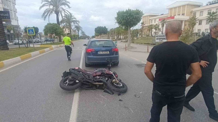 Yaya Geçidinde Duran Otomobile Çarpan Motosikletli Yaralandı