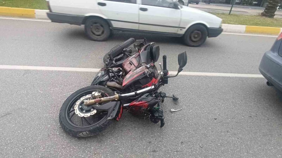 Yaya Geçidinde Duran Otomobile Çarpan Motosikletli Yaralandı