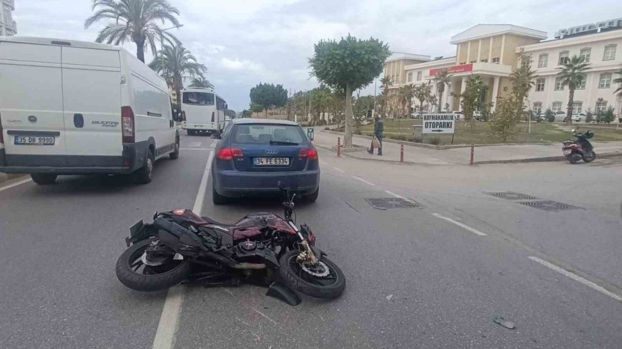 Yaya Geçidinde Duran Otomobile Çarpan Motosikletli Yaralandı