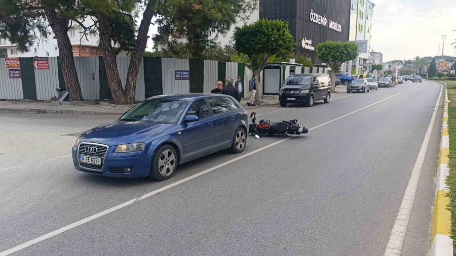 Yaya Geçidinde Duran Otomobile Çarpan Motosikletli Yaralandı