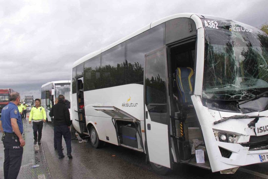Antalya’da 4 Araçlı Zincirleme Kaza: 2 Alman Turist Yaralandı