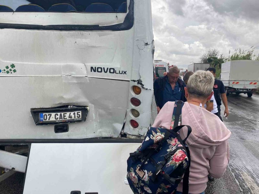 Antalya’da 4 Araçlı Zincirleme Kaza: 2 Alman Turist Yaralandı