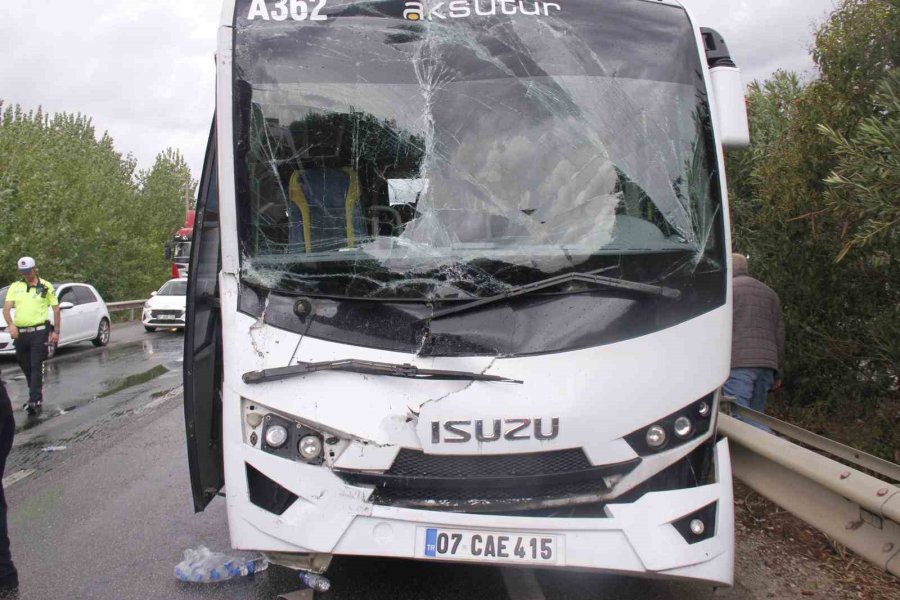 Antalya’da 4 Araçlı Zincirleme Kaza: 2 Alman Turist Yaralandı