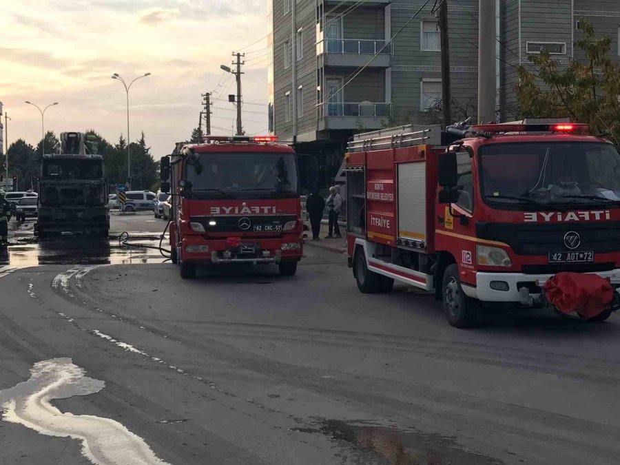Beton Pompası Alev Alev Yandı, 2 Otomobil Zarar Gördü