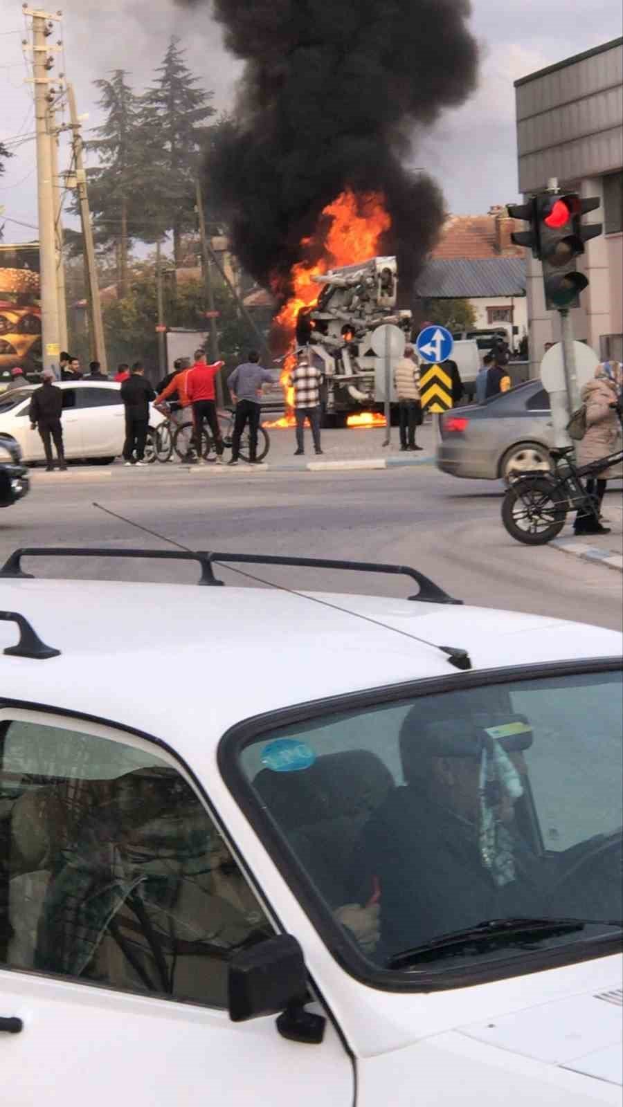 Beton Pompası Alev Alev Yandı, 2 Otomobil Zarar Gördü