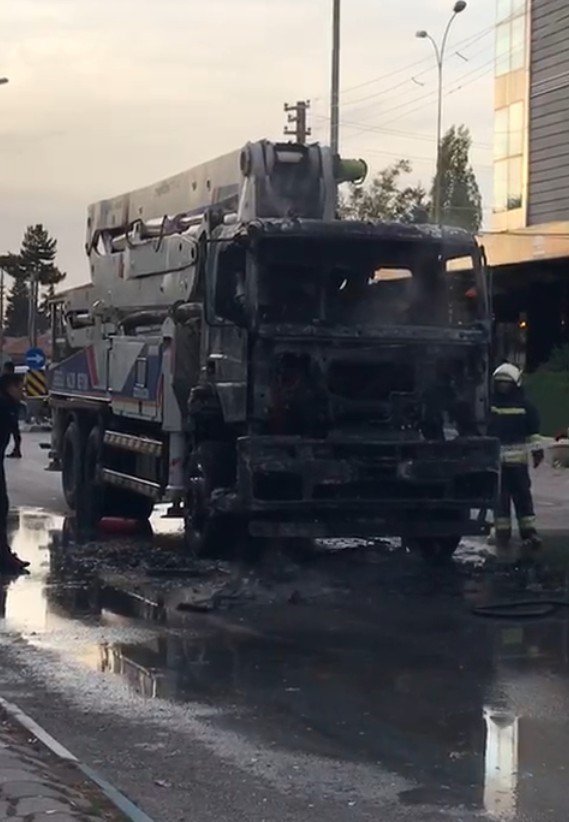 Beton Pompası Alev Alev Yandı, 2 Otomobil Zarar Gördü