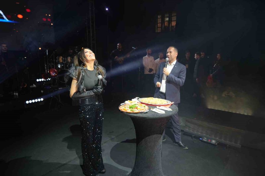 Işın Karaca, Niğdelilere Unutulmaz Bir Gece Yaşattı