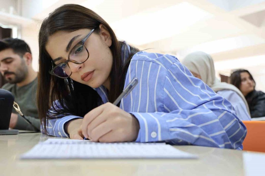 58 Yaşındaki Dede, 18 Yaşındaki Torunuyla Aynı Üniversitede Okuyor