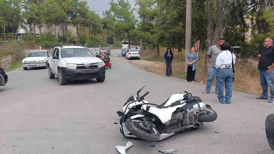 Manavgat’ta Motosiklet İle Otomobil Çarpıştı: 1 Yaralı