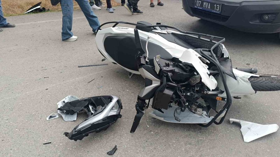 Manavgat’ta Motosiklet İle Otomobil Çarpıştı: 1 Yaralı