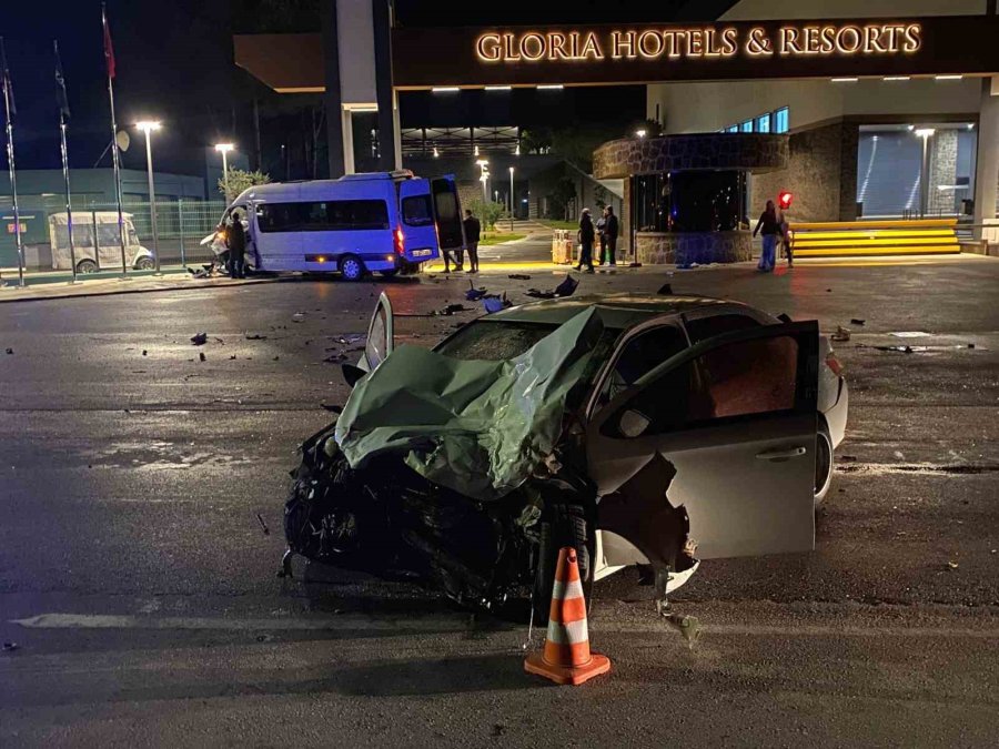 Tur Minibüsü İle Otomobil Çarpıştı: 2 Yaralı