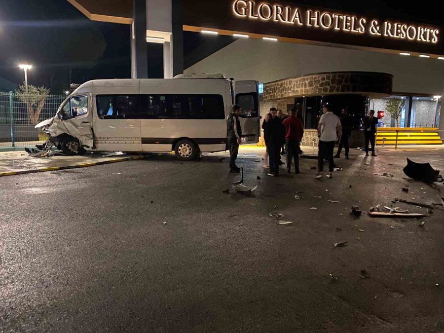 Tur Minibüsü İle Otomobil Çarpıştı: 2 Yaralı