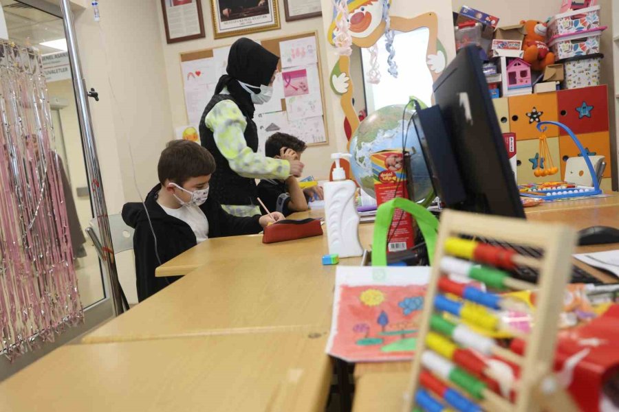 Kanseri Yenen Hatice Öğretmen Hastanede Minik Kalplere Umut Oluyor