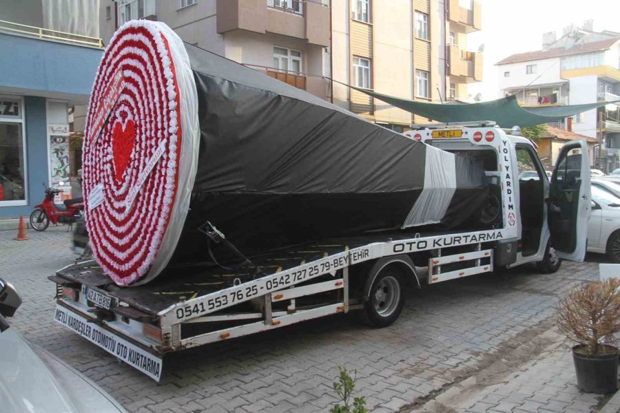 Çekici Üzerinde Bu Kez Kazalı Bir Araç Değil, Dev Yapay Çiçek Sergilendi
