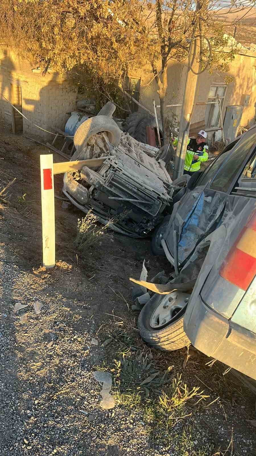 Otomobil İle Hafif Ticari Araç Çarpıştı: 1 Ölü, 1 Yaralı