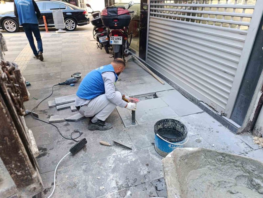 Akdeniz Belediyesi, İlçenin Sokak Ve Kaldırımlarını Yenilemeyi Sürdürüyor