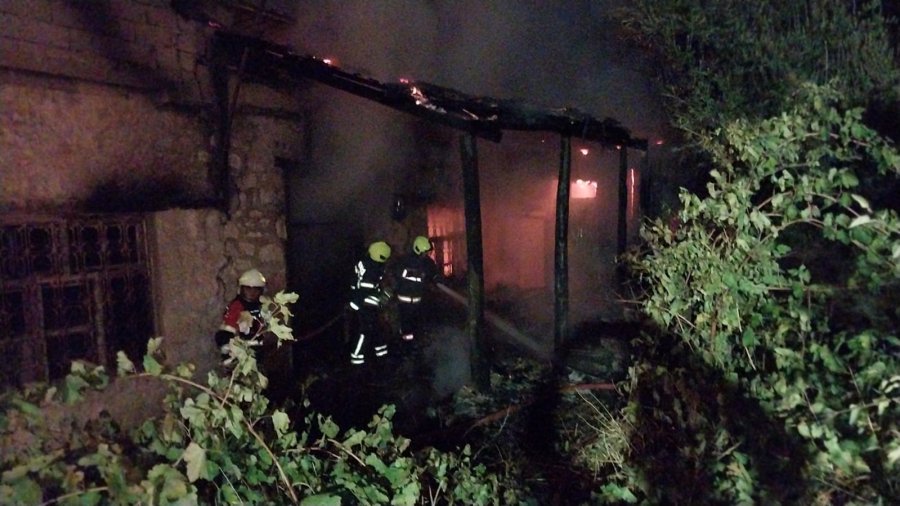 Müstakil Ev Alev Alev Yandı