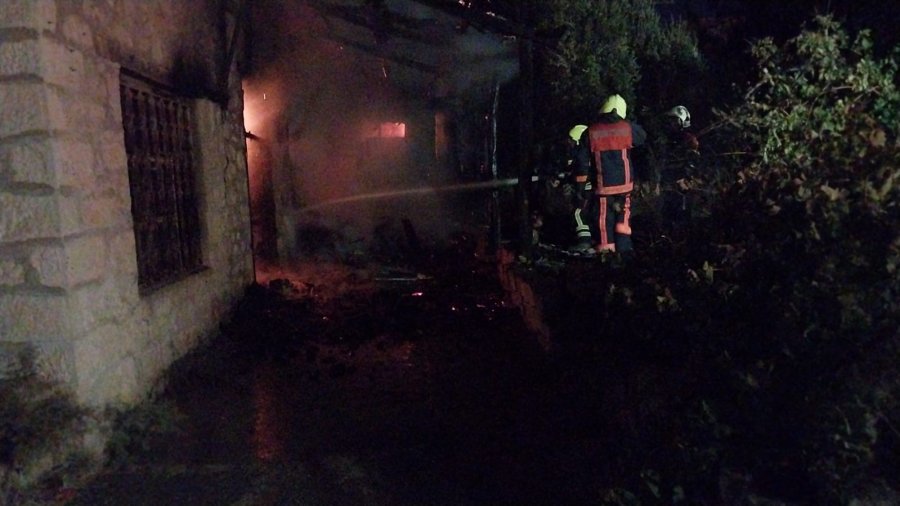 Müstakil Ev Alev Alev Yandı