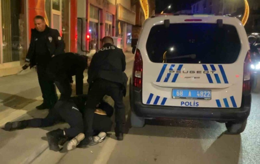 Dükkan Basıp Polise Direnen Şahıslar Gazetecilere Saldırdı: O Anlar Kamerada