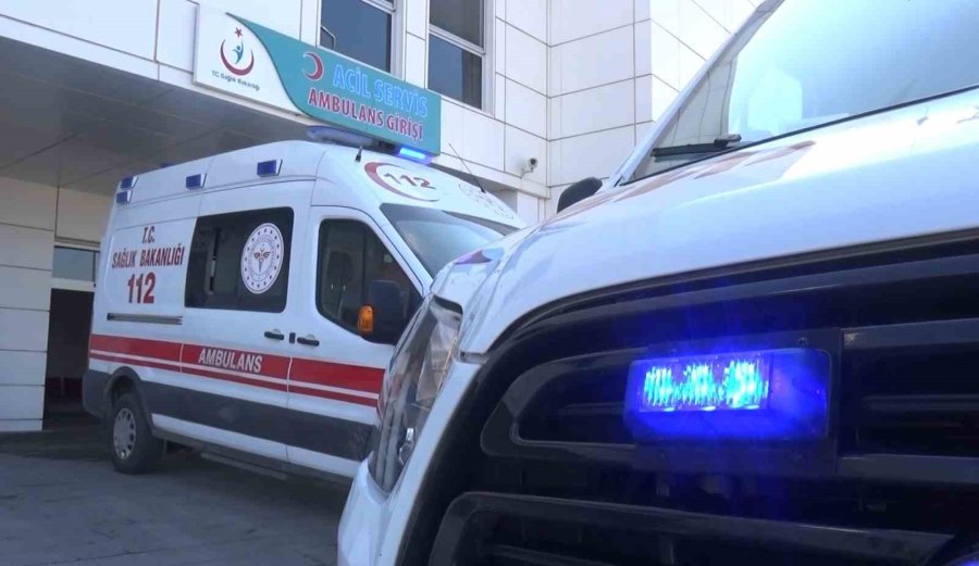 Motosiklet Park Halindeki Otomobile Çarptı, 15 Yaşındaki Sürücü Ağır Yaralandı