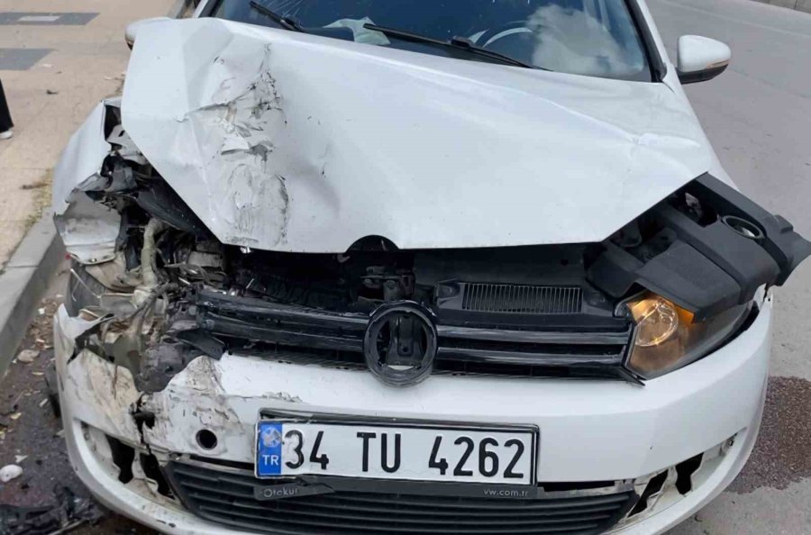 Otomobil Park Halindeki Araçlara Çarptı