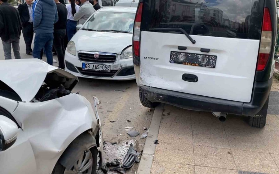 Otomobil Park Halindeki Araçlara Çarptı