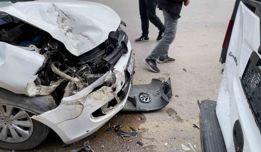 Otomobil Park Halindeki Araçlara Çarptı