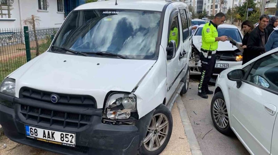 Otomobil Park Halindeki Araçlara Çarptı