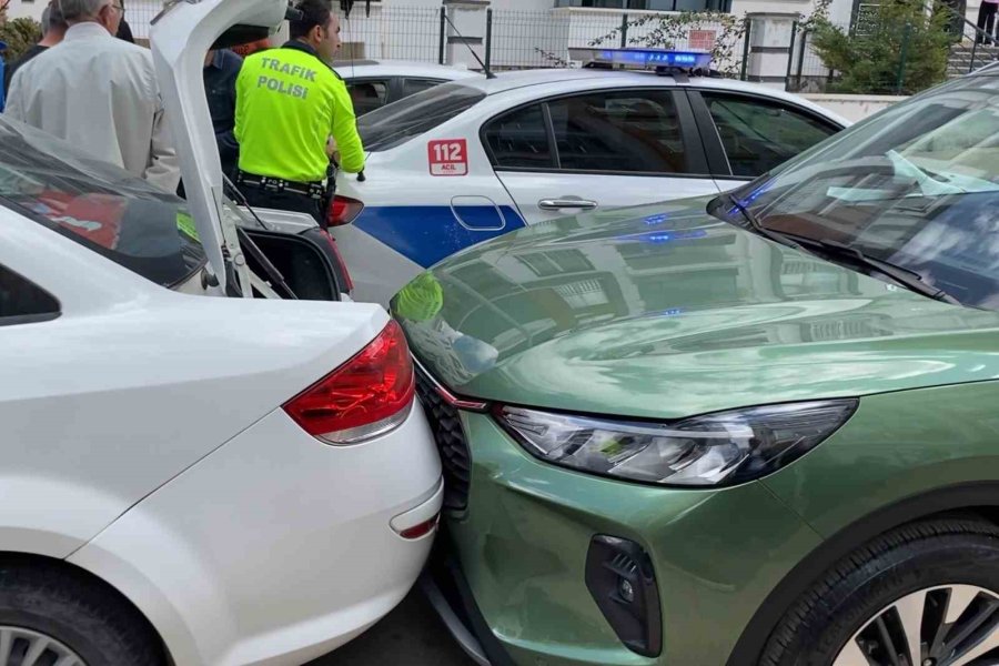 Otomobil Park Halindeki Araçlara Çarptı