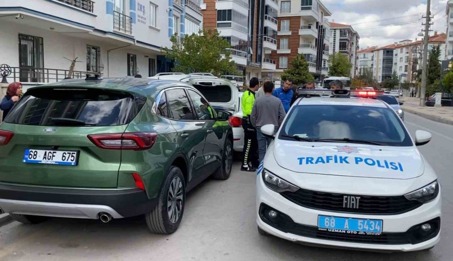 Otomobil Park Halindeki Araçlara Çarptı