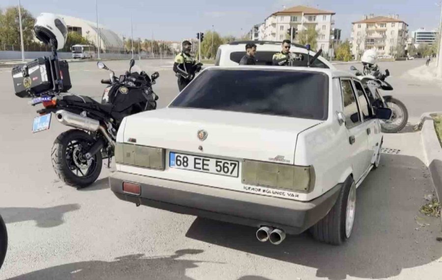 Arabasıyla Herkesi Şaşırtan O Sürücüyü, Polis De Cezasıyla Şaşırttı: 19 Bin Lira Ceza Kesildi
