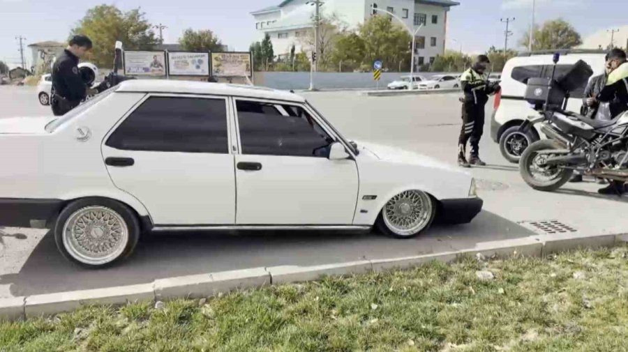 Arabasıyla Herkesi Şaşırtan O Sürücüyü, Polis De Cezasıyla Şaşırttı: 19 Bin Lira Ceza Kesildi