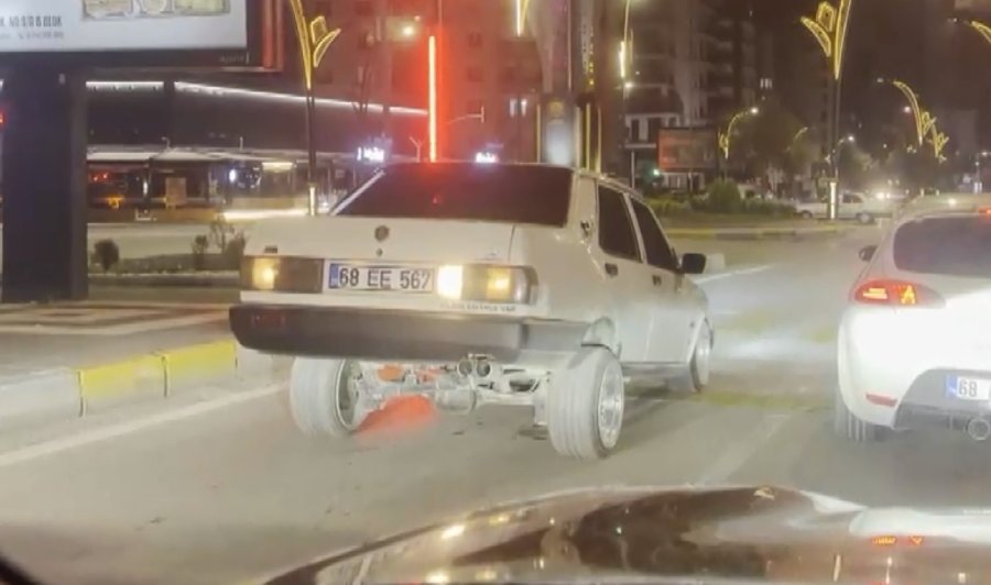 Arabasıyla Herkesi Şaşırtan O Sürücüyü, Polis De Cezasıyla Şaşırttı: 19 Bin Lira Ceza Kesildi