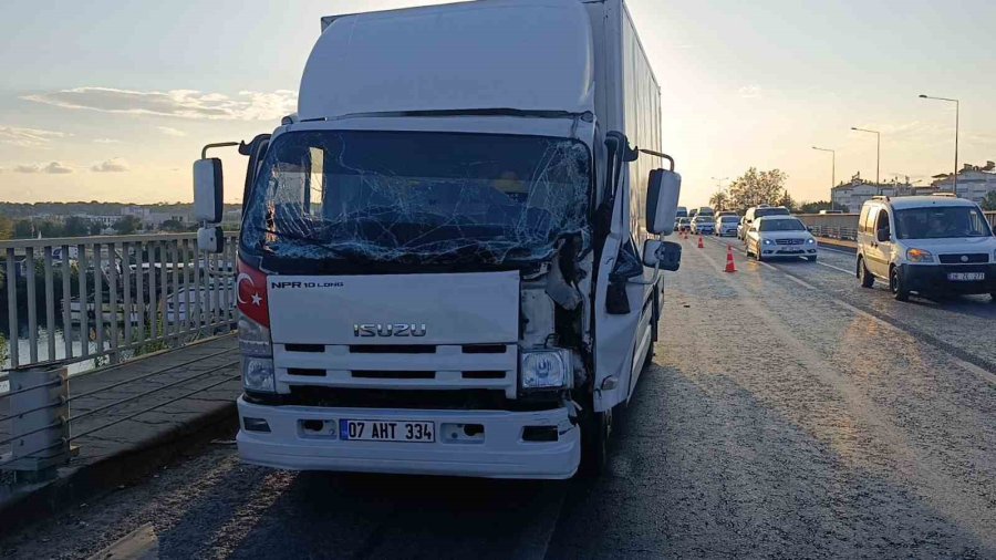 Manavgat’ta Kamyon İle Tır Çarpıştı