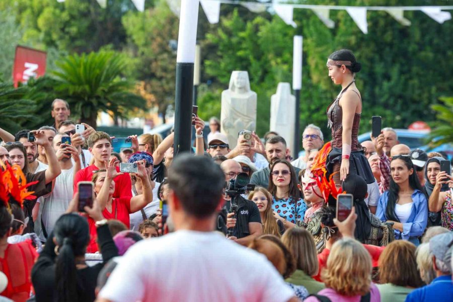 Antalya Sokaklarında "altın Portakal" Coşkusu