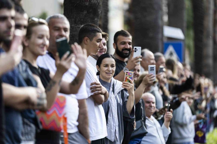 Antalya Sokaklarında "altın Portakal" Coşkusu