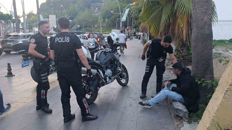 Dolmuş Durağında Baygın Halde Bulundu, Polisleri Görünce Elini Öptü