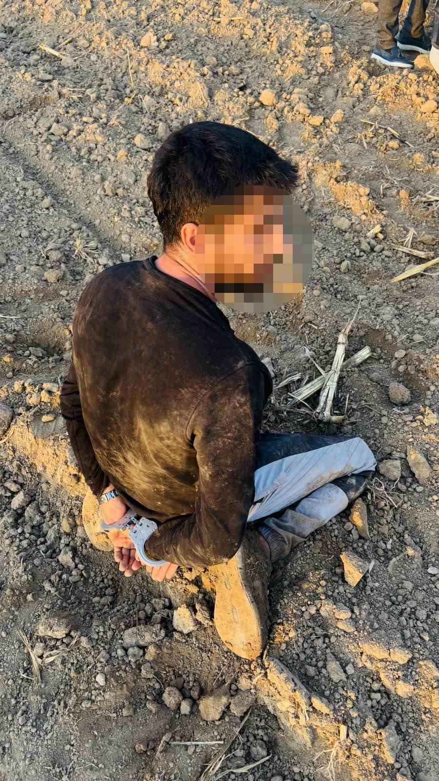 Jasat, Uyuşturucu Tacirlerini Tarlada Yakaladı