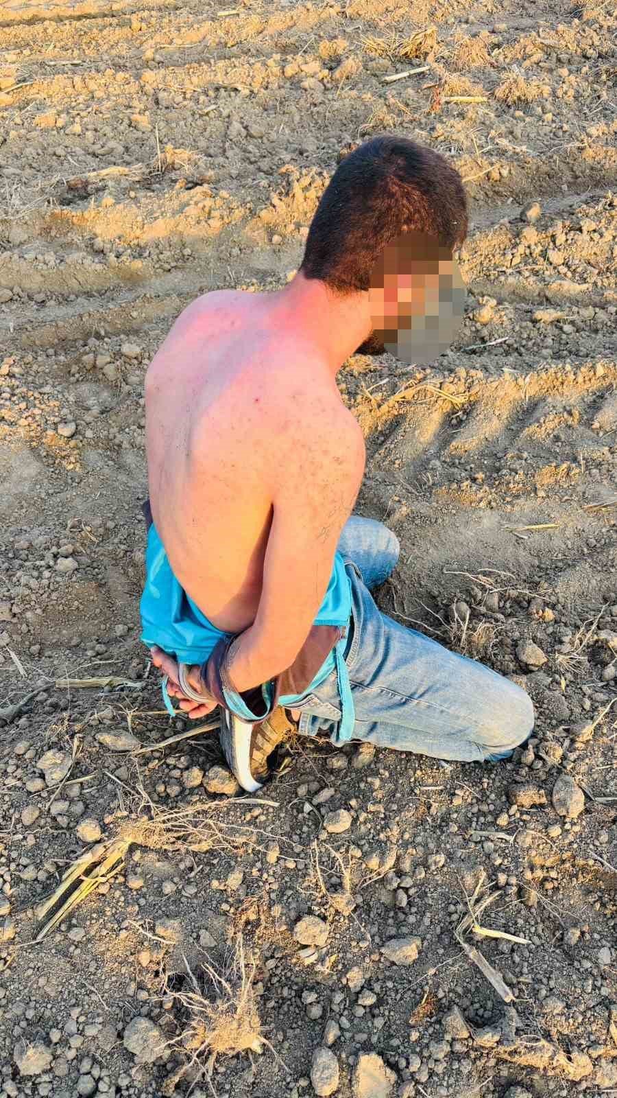 Jasat, Uyuşturucu Tacirlerini Tarlada Yakaladı