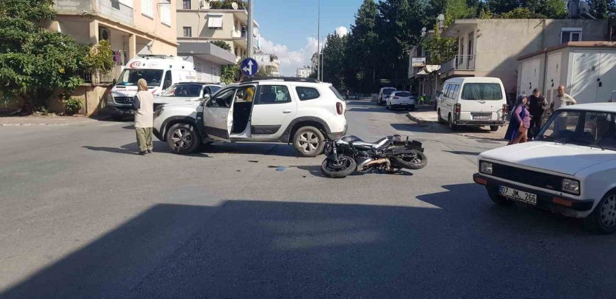Otomobille Motosiklet Çarpıştı: 1 Yaralı