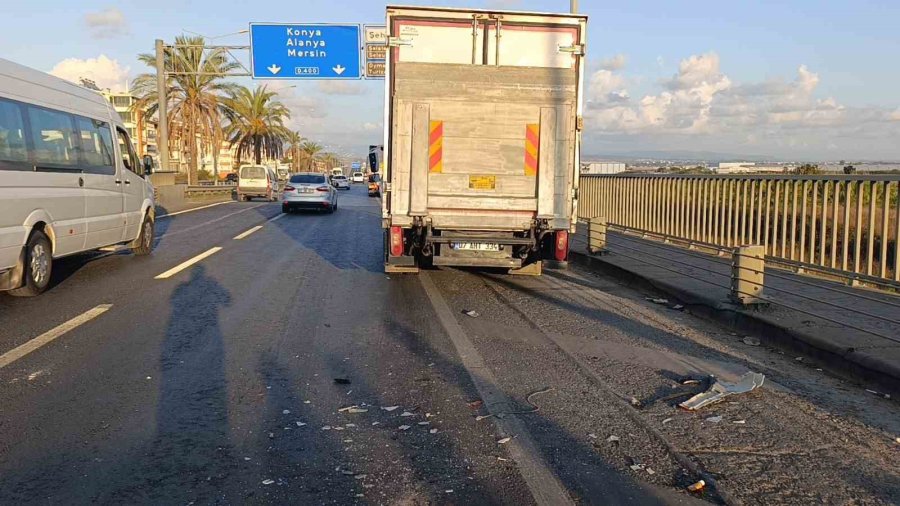 Manavgat’ta Kamyon İle Tır Çarpıştı