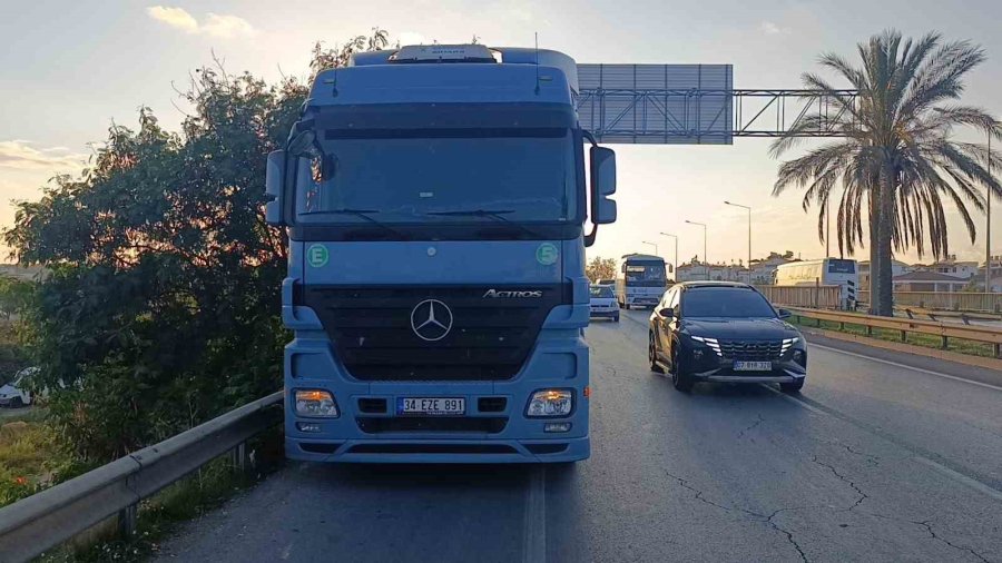 Manavgat’ta Kamyon İle Tır Çarpıştı