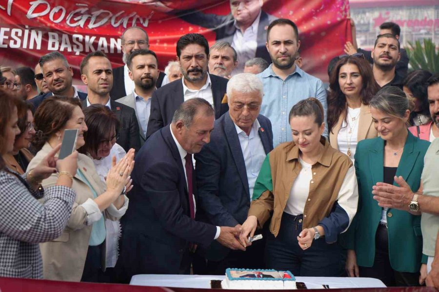 Cezaevinde Bulunan Eski Başkan Muhittin Böcek’e Gıyabında Doğum Günü Kutlaması