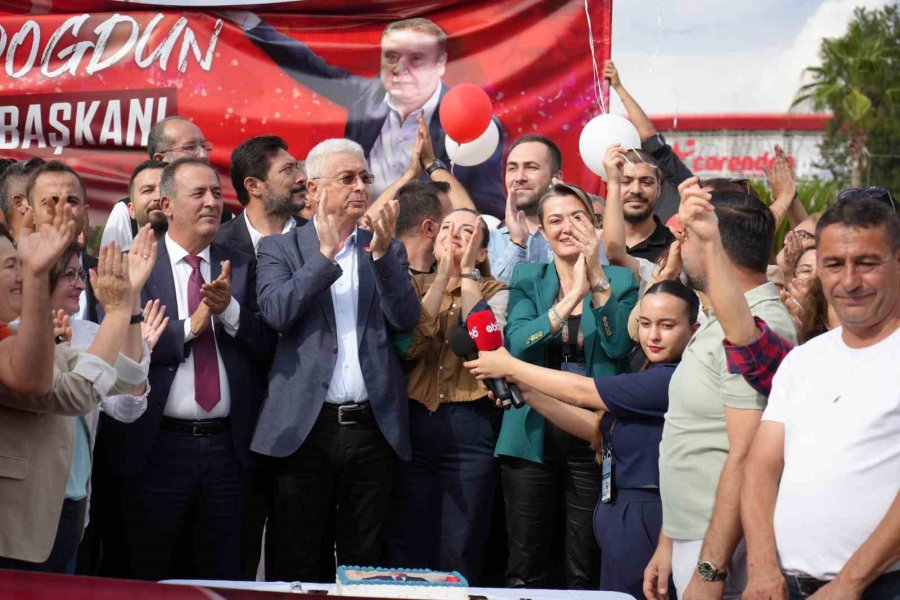 Cezaevinde Bulunan Eski Başkan Muhittin Böcek’e Gıyabında Doğum Günü Kutlaması