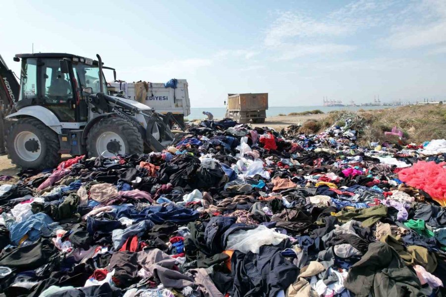 Sahile Tonlarca Tekstil Atığının Dökülme Anı Kamerada: Araç Ve Firma Tespit Edildi