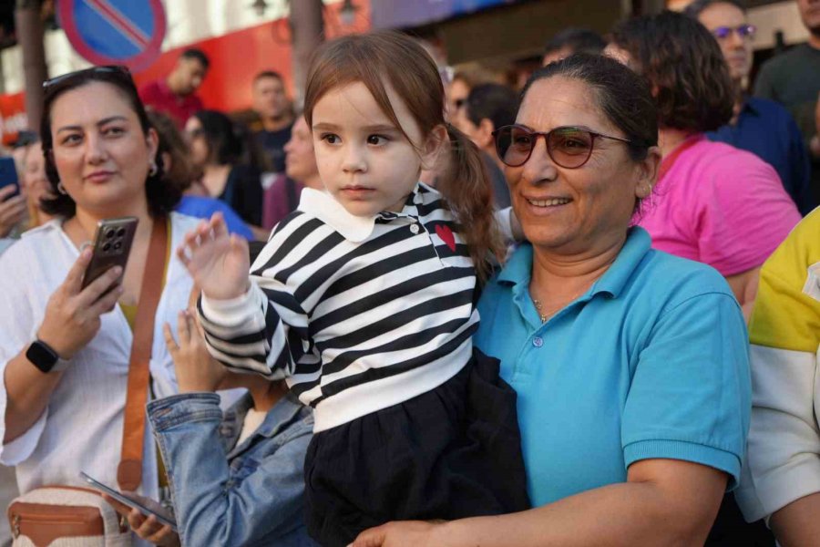 Antalya Sokaklarında "altın Portakal" Coşkusu
